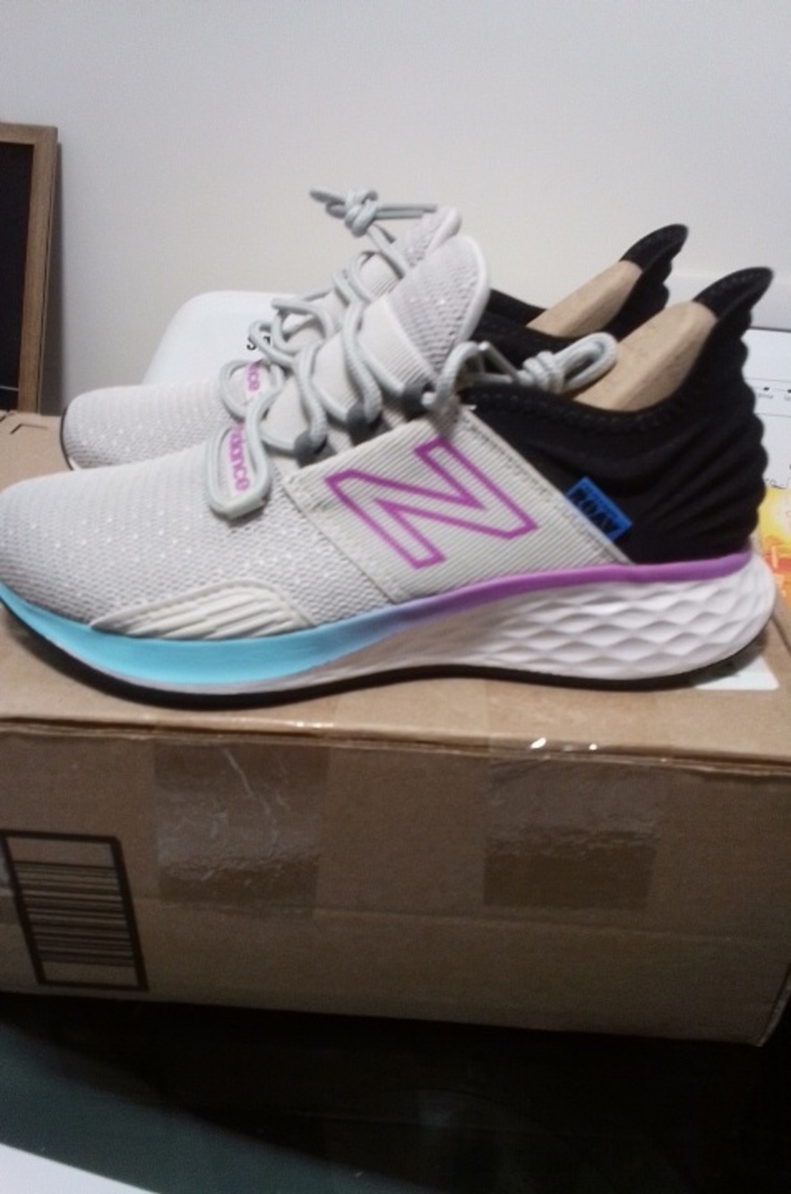 New Balance Women's Light Gray Sneakers with Pink Logo and Blue Accent